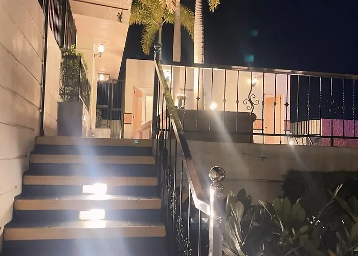 Venice Mckinley With Pool, Gym, Fast Wifi And Netflix Apartment Manila